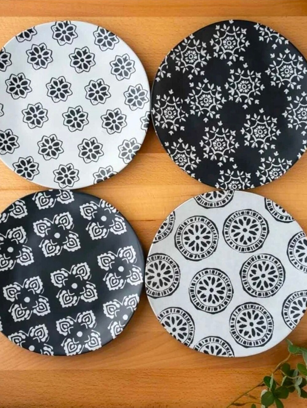 Tarhong Bamboo Medallion Set of 4-PC  Decorative Round Plates in Black & White